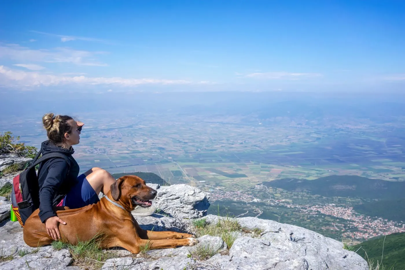 Fată cu un Rhodesian Ridgeback